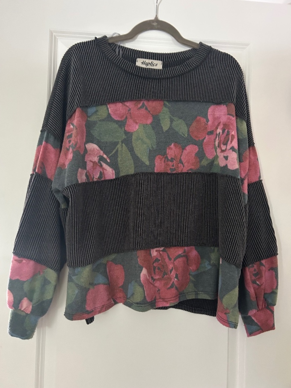 Haptics size medium. Color gray viral stretch material with floral fleece accent